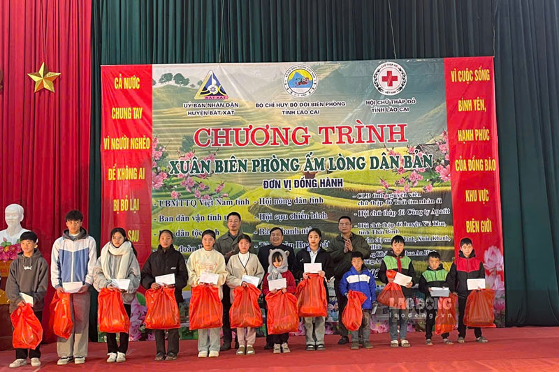 Đại diện Công ty TNHH Sông Công (thứ 5 từ phải sang) trao quà cho các gia đình chính sách, học sinh có hoàn cảnh khó khăn tại xã A Lù và Y Tý. 