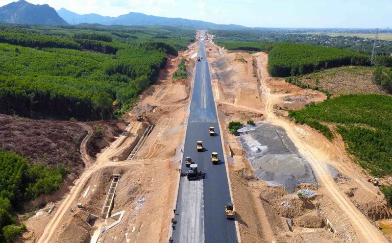 Machinery is working loudly on the North-South Expressway through Quang Binh. Photo: Cong Sang