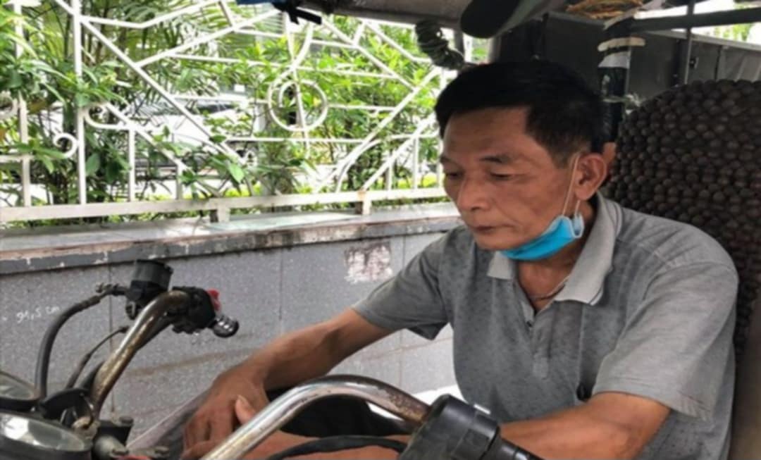 Motorbike taxi and three-wheeler drivers are busy working extra hours near Tet. Photo: Manh Cuong