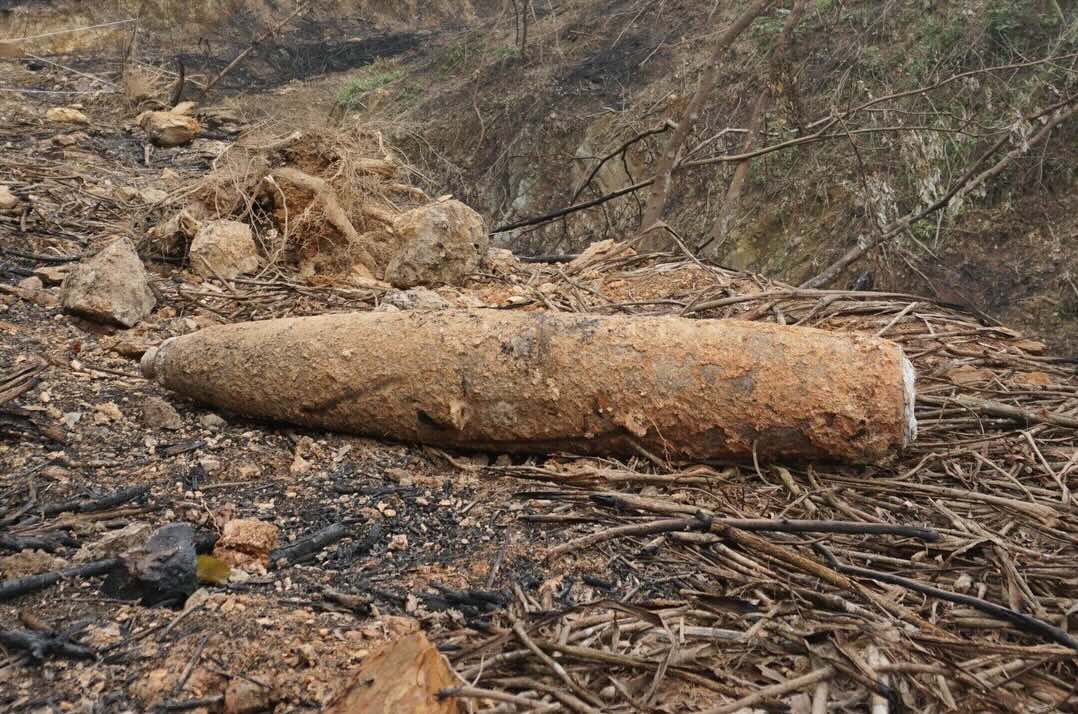 People in Quang Binh district discovered a bomb weighing more than 220kg while digging the ground. Photo: MAG