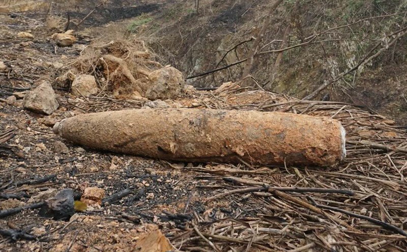 People in Quang Binh district discovered a bomb weighing more than 220kg while digging the ground. Photo: MAG