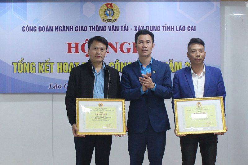 Vice President of Lao Cai Labor Federation Vu Cao Minh awarded certificates of merit from the Vietnam General Confederation of Labor to individuals of the transport, logistics and construction trade union. Photo: Kieu Thu
