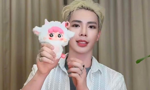 Ca sĩ Erik từng "khui" một bộ sưu tập Baby Three. Ảnh: FBNV