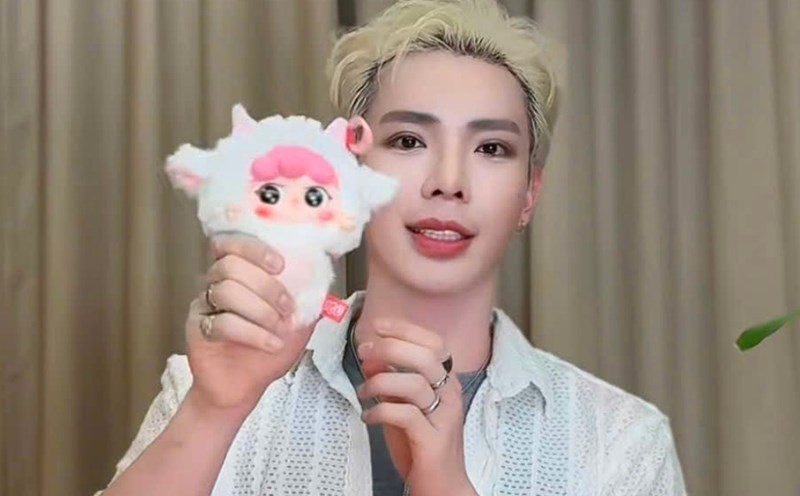 Singer Erik once "unveiled" a Baby Three collection. Photo: FBNV