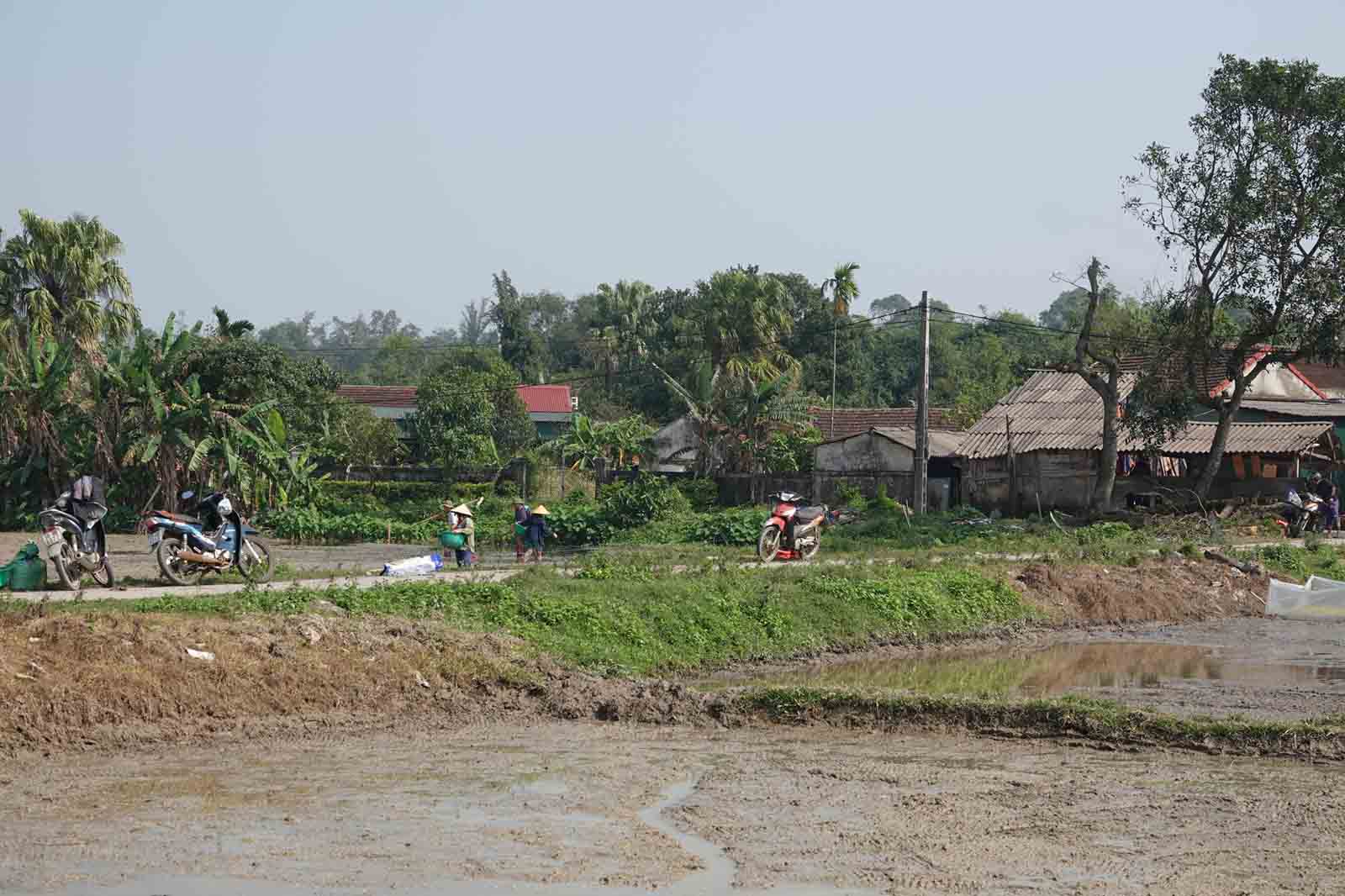 Nguoi dan xa Dinh Ban con gap nhieu kho khan do lau nay anh huong du an mo sat Thach Khe. Anh: Tran Tuan.