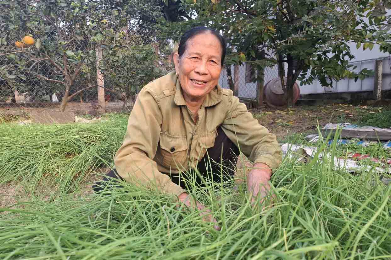 Ms. Buoi shared her joy when Thach Khe commune merged into Ha Tinh city. She wished to soon end the Thach Khe iron mining project so that people could live in peace. Photo: Tran Tuan.