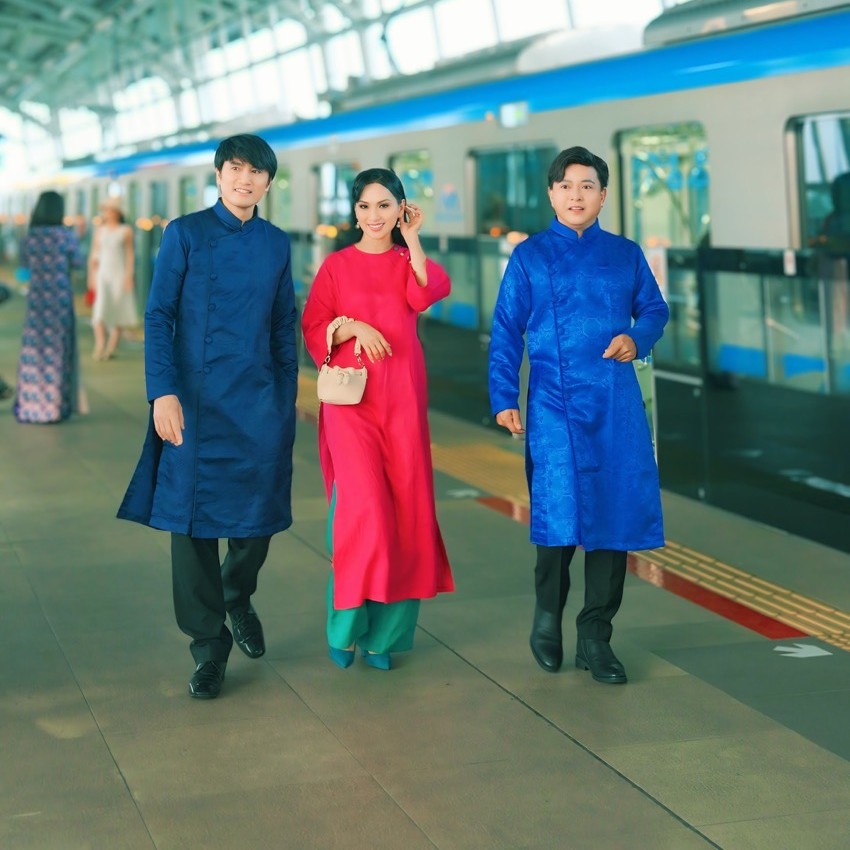 Ha Phuong and 2 colleagues on a spring outing. Photo: Artist provided.