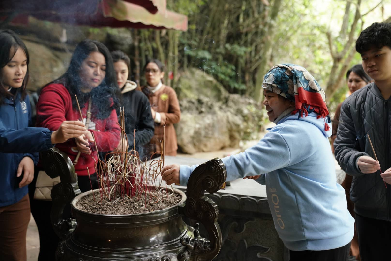 Cac diem du lich tam linh nhu, chua Bai Dinh cung thu hut mot luong lon du khach den tham quan, cau may trong nhung ngay dau nam moi. Anh: Nguyen Truong