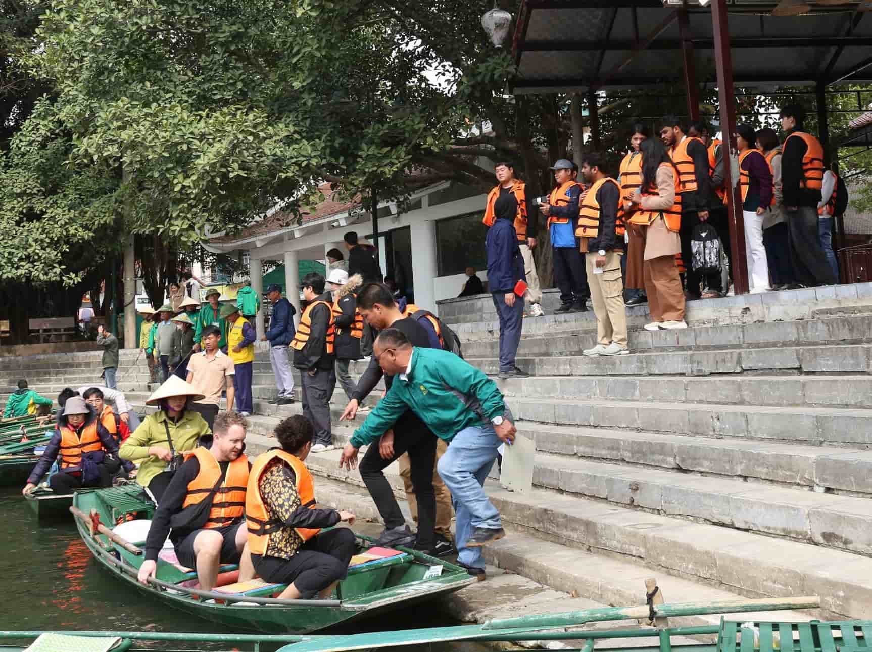 Tai khu du lich Tam Coc - Bich Dong (thanh pho Hoa Lu), trong sang ngay mung 2 Tet Nguyen dan 2025, da co hang nghin luot du khach trong nuoc va quoc te toi tham quan, trai nghiem. Anh: Nguyen Truong