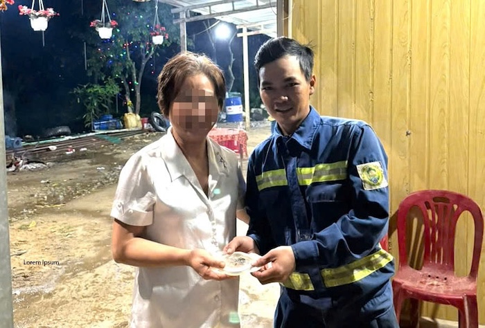 Da Nang workers find diamond rings for people on New Year's Eve. Photo: Nguyen Linh