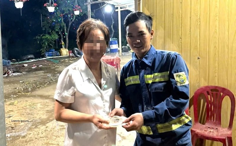 Da Nang workers find diamond rings for people on New Year's Eve. Photo: Nguyen Linh