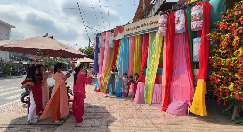 Free Tet check-in spot in Vinh Long attracts tourists. Photo: Hoang Loc