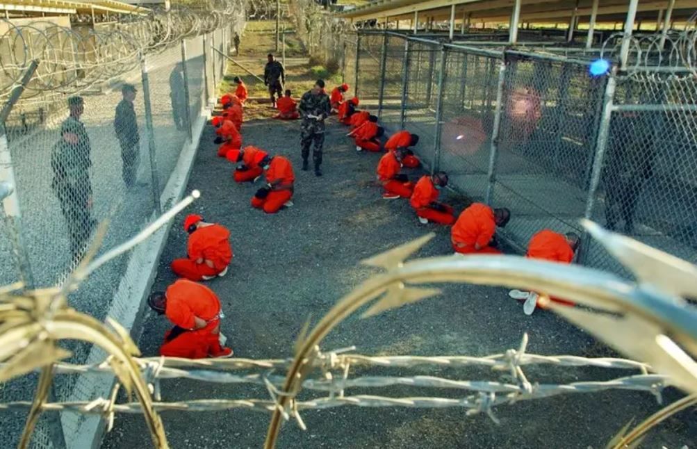 Tu nhan Taliban va al-Qaeda o nha tu Vinh Guantanamo ngay 11.1.2002. Anh: Hai quan My