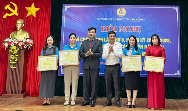 Mr. Doan Van Su, Chairman of Dak Nong Provincial Labor Federation and Mr. Le Xuan Ninh, Deputy Head of the Provincial Party Committee's Organizing Committee, presented Certificates of Merit to collectives with outstanding achievements in trade union activities in 2024. Photo: Giang Dao