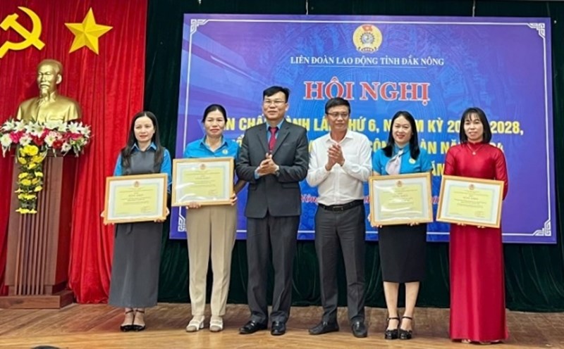Mr. Doan Van Su, Chairman of Dak Nong Provincial Labor Federation and Mr. Le Xuan Ninh, Deputy Head of the Provincial Party Committee's Organizing Committee, presented Certificates of Merit to collectives with outstanding achievements in trade union activities in 2024. Photo: Giang Dao