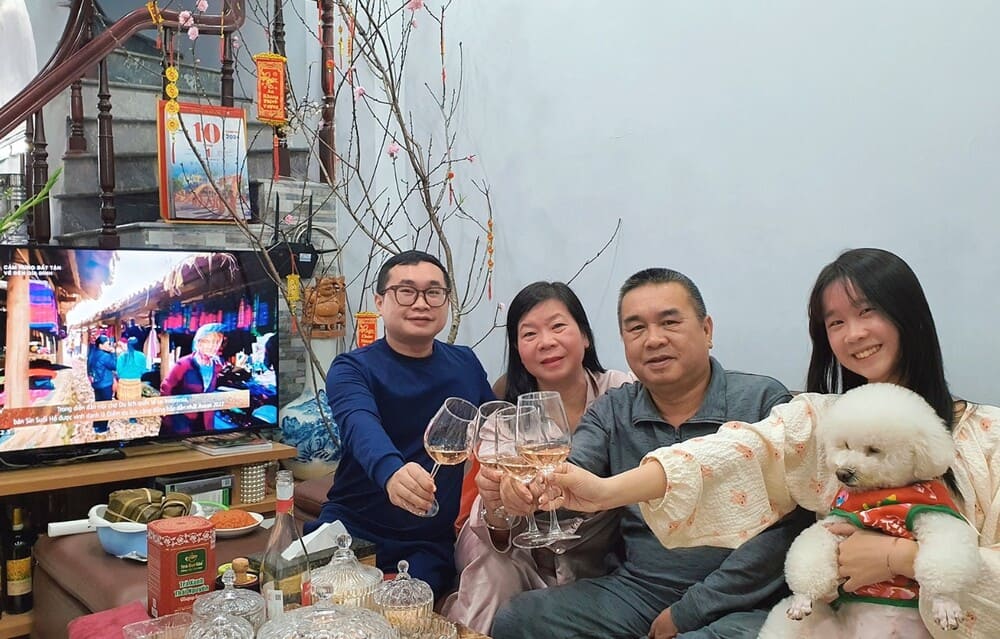 Take photos with your family to preserve the beautiful moments of Tet. Photo: Dat