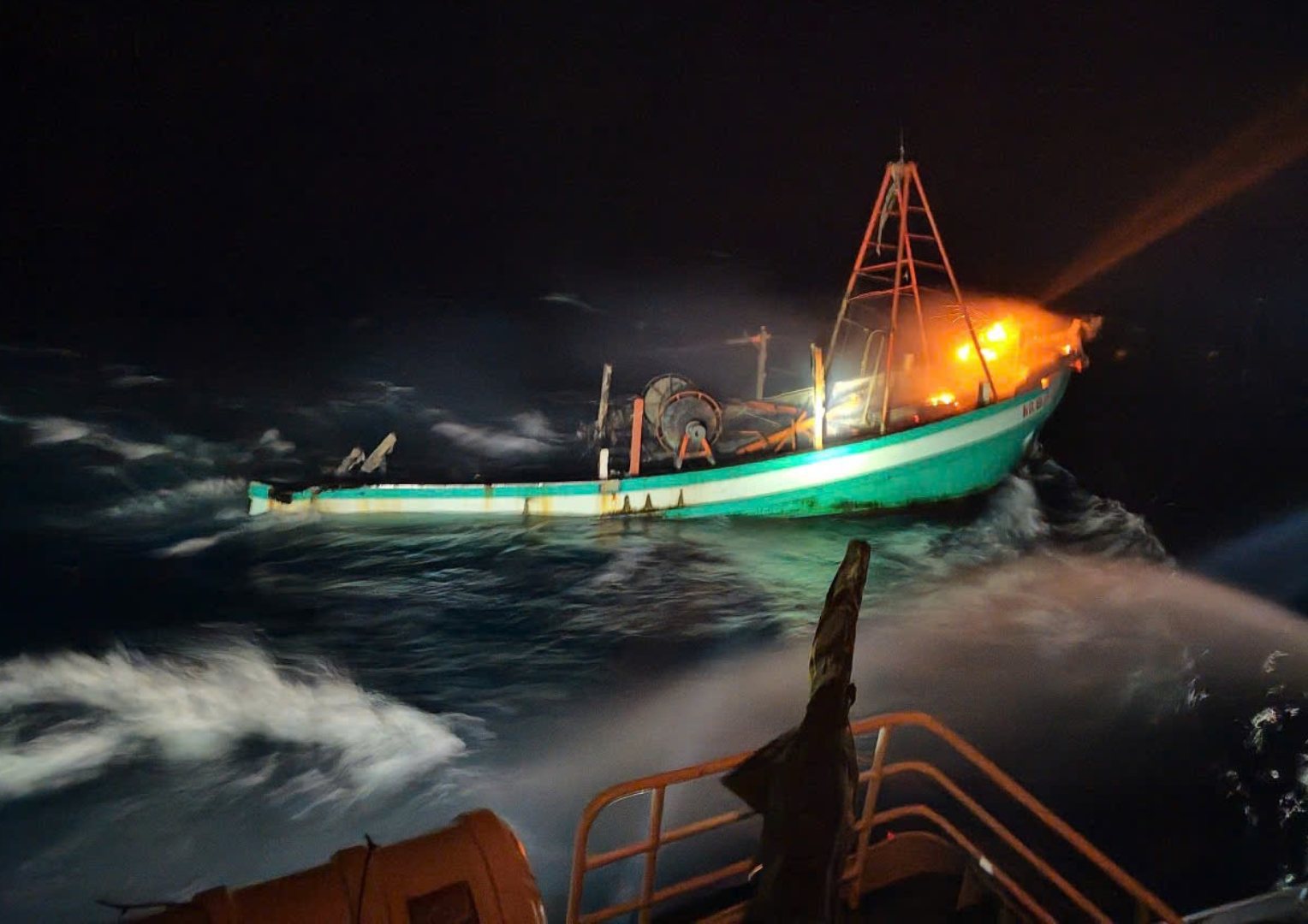 Officers and soldiers of Ship 796 approached Ship KG 928xx TS and used water cannons to put out the fire. Photo: Van Dinh