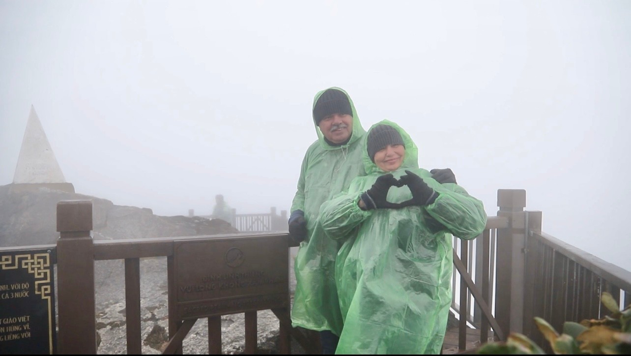 Foreign visitors experience the Lunar New Year atmosphere in Lao Cai. Photo: Pham Bang