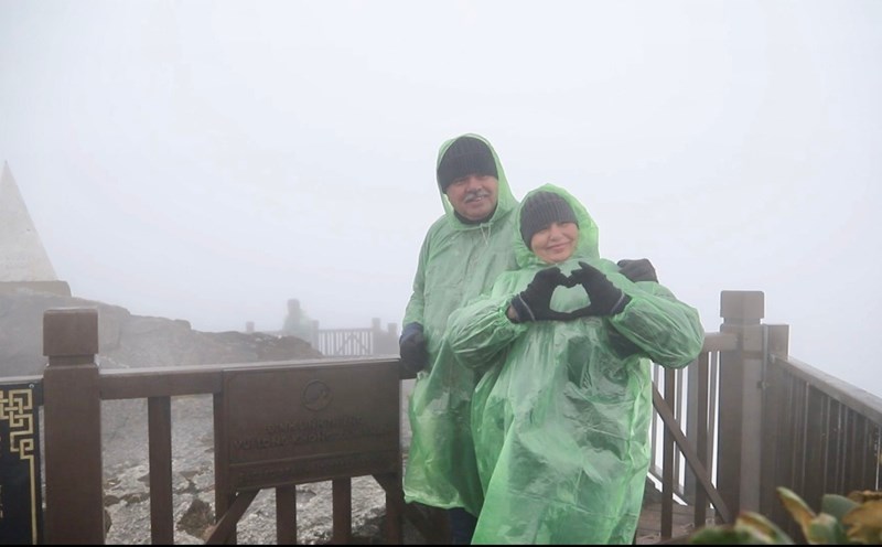 Foreign visitors experience the Lunar New Year atmosphere in Lao Cai. Photo: Pham Bang