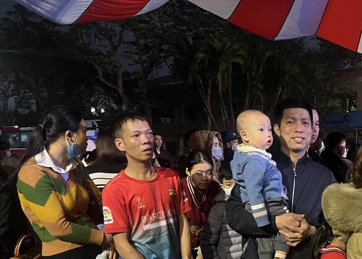 Mr. Nguyen Dac Giang (far right) said he will be more responsible in his work as well as actively respond to activities organized by the Union. Photo: Kieu Vu