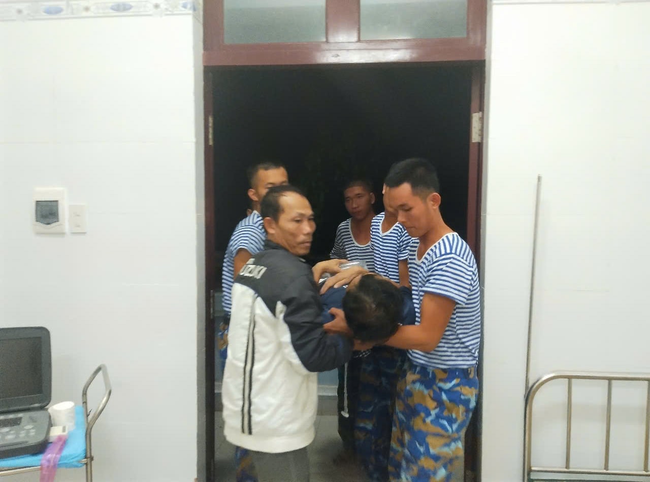 Military doctors on Sinh Ton Island perform surgery on a fisherman in distress in Binh Dinh. Photo: Ngoc Anh