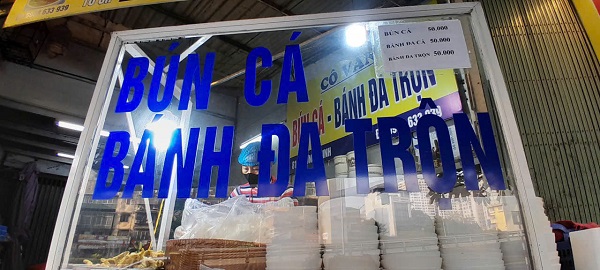 Prices of services and shops are made public during Tet. Photo: Xuyen Dong