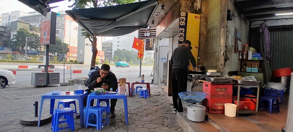 Nguoi dan chon an bun ca de tranh ngay ngay Tet. Anh: Xuyen Dong