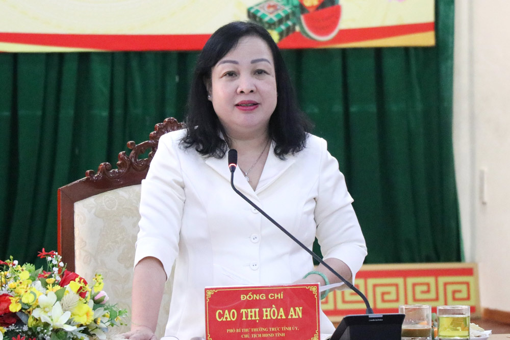 Ms. Cao Thi Hoa An - Standing Deputy Secretary of the Provincial Party Committee, Chairwoman of the People's Council of Phu Yen province informed about the work of reorganizing and streamlining the provincial apparatus. Photo: Hoai Luan