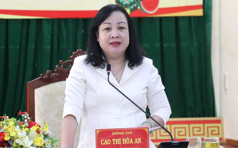 Ms. Cao Thi Hoa An - Standing Deputy Secretary of the Provincial Party Committee, Chairwoman of the People's Council of Phu Yen province informed about the work of reorganizing and streamlining the provincial apparatus. Photo: Hoai Luan