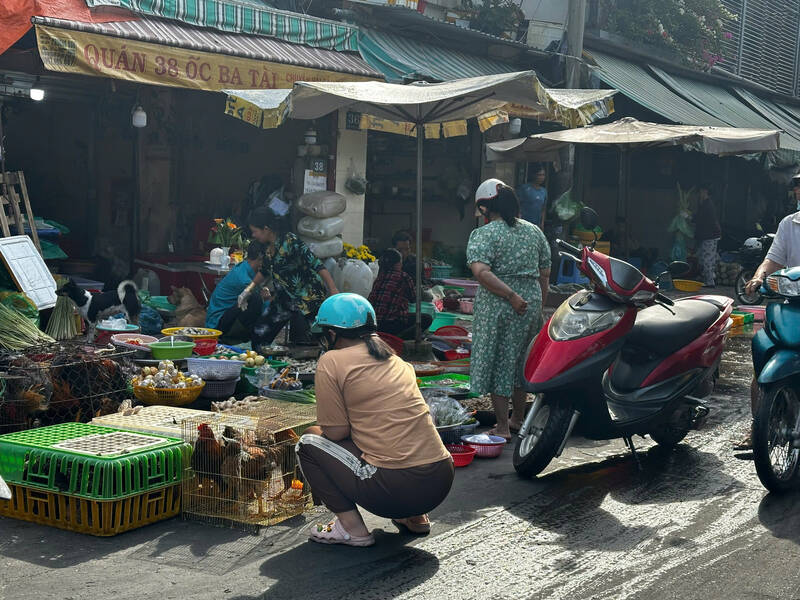 Cac cho truyen thong cung phuc vu khach hang tro lai. Anh: Ngoc Le