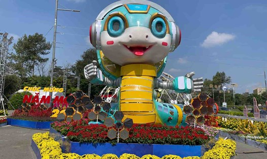 Linh vật chào xuân Ất Tỵ 2025 ở đường hoa Bình Dương. Ảnh: Đình Trọng