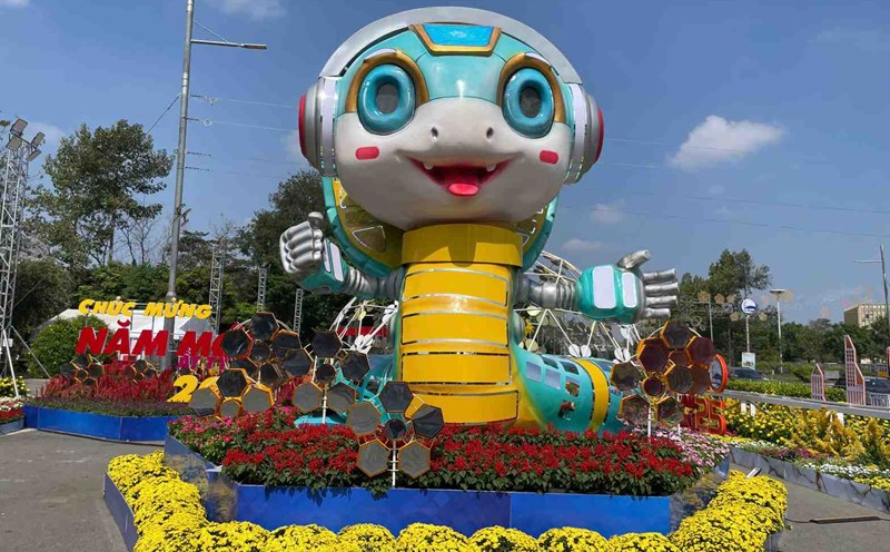 The mascot welcoming the year of the Snake 2025 at Binh Duong flower street. Photo: Dinh Trong