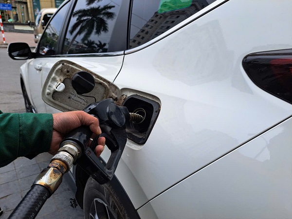 Gasoline prices fluctuated in different directions today. Photo: Ha Vy