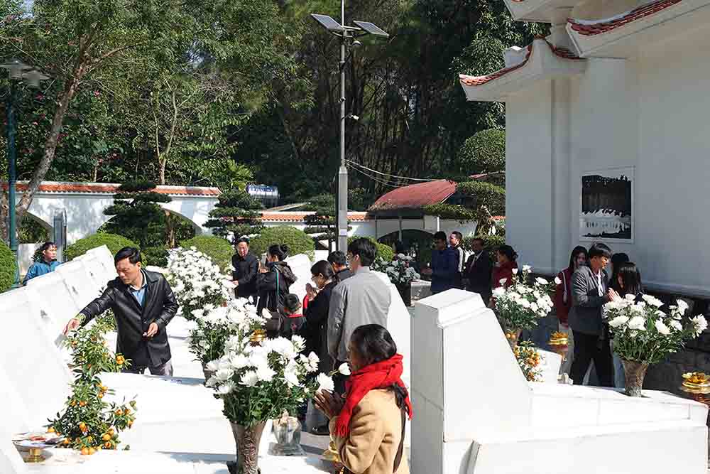 Many people offer incense at the graves of 10 female martyrs of the Dong Loc Crossroads Youth Volunteers. Photo: Tran Tuan.