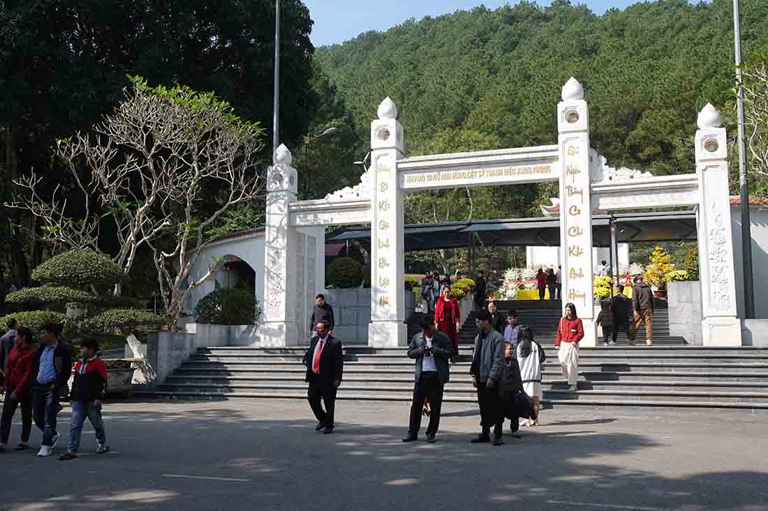 Nhieu nguoi dan, du khach tham quan, du xuan tai Di tich Nga ba Dong Loc. Anh: Tran Tuan.