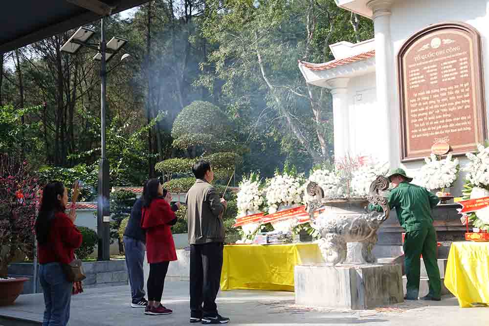 Nguoi dan dang huong tai Khu mo 10 nu Thanh nien xung phong Nga ba Dong Loc. Anh: Tran Tuan.