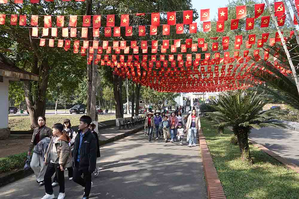 Ban Quan ly Di tich Nga ba Dong Loc trang tri de tao diem nhan thu hut du khach dip dau xuan. Anh: Tran Tuan.