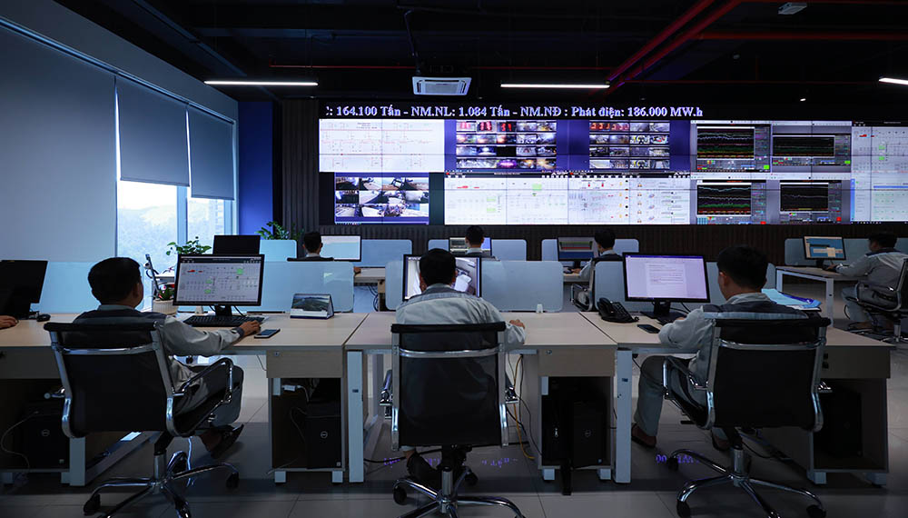 Workers in the control room of Hoa Phat - Dung Quat steel factory - an important human resource in operating the factory. Photo: Hai Nguyen