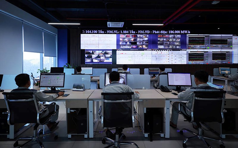 Workers in the control room of Hoa Phat - Dung Quat steel factory - an important human resource in operating the factory. Photo: Hai Nguyen