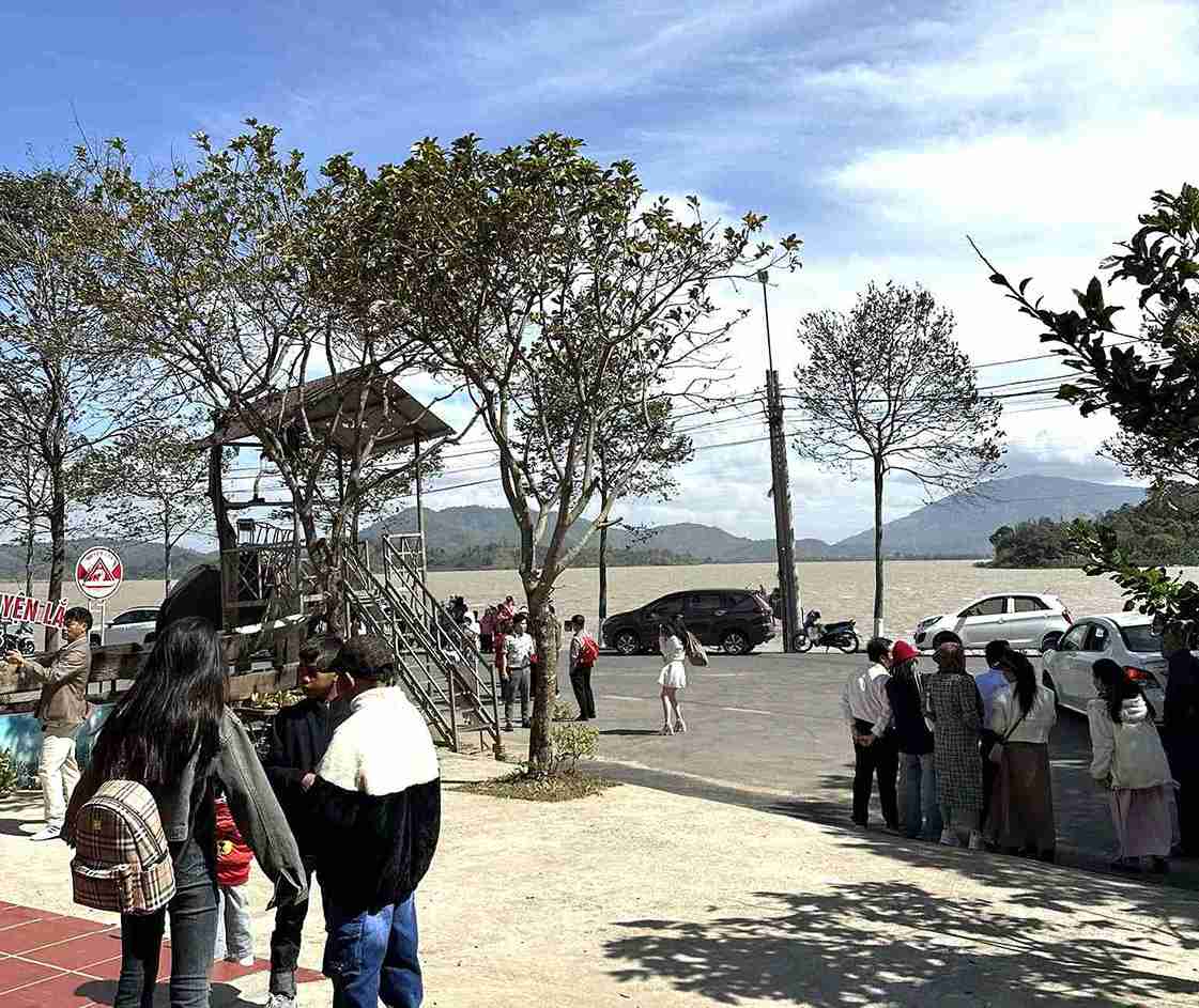 Tourists come to Dak Lak province for sightseeing and vacation during the Lunar New Year 2025. Photo: Bao Trung