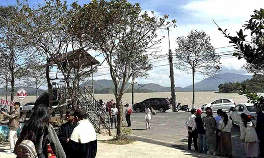 Khách du lịch đến địa bàn tỉnh Đắk Lắk tham quan, nghỉ dưỡng trong dịp Tết Nguyên đán Ất Tỵ 2025. Ảnh: Bảo Trung