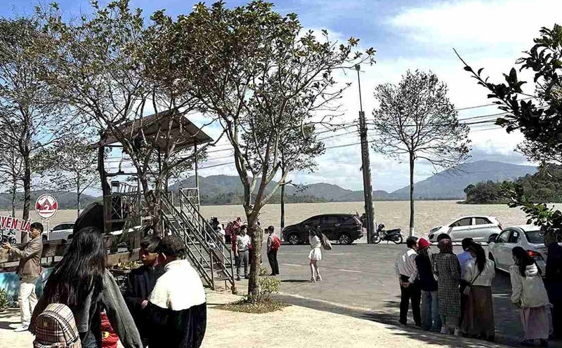Tourists come to Dak Lak province for sightseeing and vacation during the Lunar New Year 2025. Photo: Bao Trung