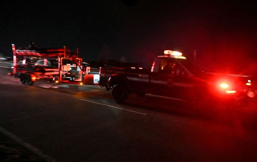 Police cars arrive at the Potomac River near Reagan National Airport, where a US plane crash occurred on January 29, 2025. Photo: AFP