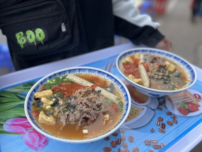 “Toi ban hang tu 28 thang Chap va ban xuyen Tet. Gia mot bat bun rieu bien dong khoang 30%, boi trong nhung ngay Tet, gia nguyen vat lieu deu cao hon so voi ngay thuong, gia nhan cong cung tang cao hon“, chi Xoan noi.