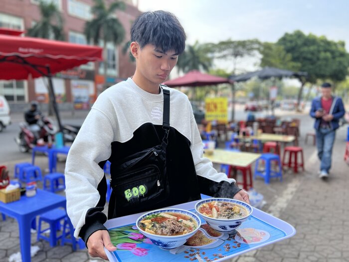 “Binh thuong toi ban bun rieu duoi chung cu Vinaconex Trung Van, nhung nhung ngay Tet, toi chuyen ra day ban cho dong vui, luong khach cung cao hon“, chi Soan noi, dong thoi cho biet, sang mung 2 Tet rat dong thuc khach den de thuong thuc bat bun rieu.