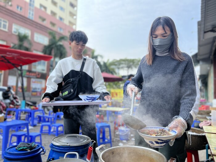 Chi Vu Thi Xoan (quan Cau Giay, TP.Ha Noi) mo cua hang ban bun rieu ngay tren duong Vu Pham Ham (Cau Giay) tu 28 Tet va ban xuyen cac ngay Tet. Theo chi Xoan, vi chua chua, mui thom cua nuoc dung hoa quyen voi vi gion gion cua oc an rat vao mieng.