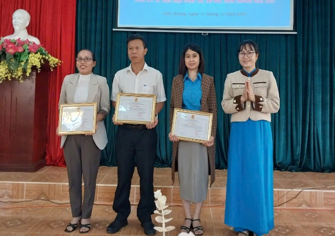 Ms. Pham Thi Hang, Chairwoman of Dak Glong District Labor Federation, awarded Certificates of Merit to collectives with outstanding achievements in the emulation movement "Excellent workers and building strong trade union organizations in 2024". Photo: Hoang Men