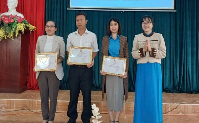 Ms. Pham Thi Hang, Chairwoman of Dak Glong District Labor Federation, awarded Certificates of Merit to collectives with outstanding achievements in the emulation movement "Excellent workers and building strong trade union organizations in 2024". Photo: Hoang Men