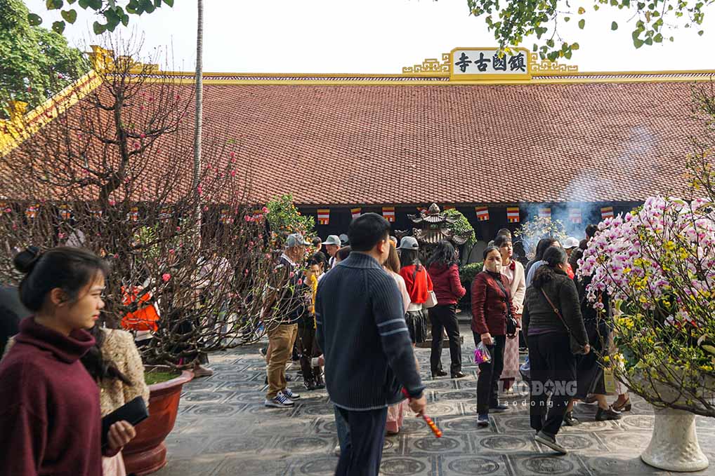 Chi Vu Bich Phuong (tru tai Dong Da, Ha Noi) chia se: “Chua Tran Quoc la ngoi chua thu 2 trong sang nay ma gia dinh toi di le cau an. Ngoai cung le, toi cung ket hop de dua cac chau nho di du xuan va cam thay moi nguoi deu duoc thu gian sau mot nam lam viec, hoc tap vat va”.