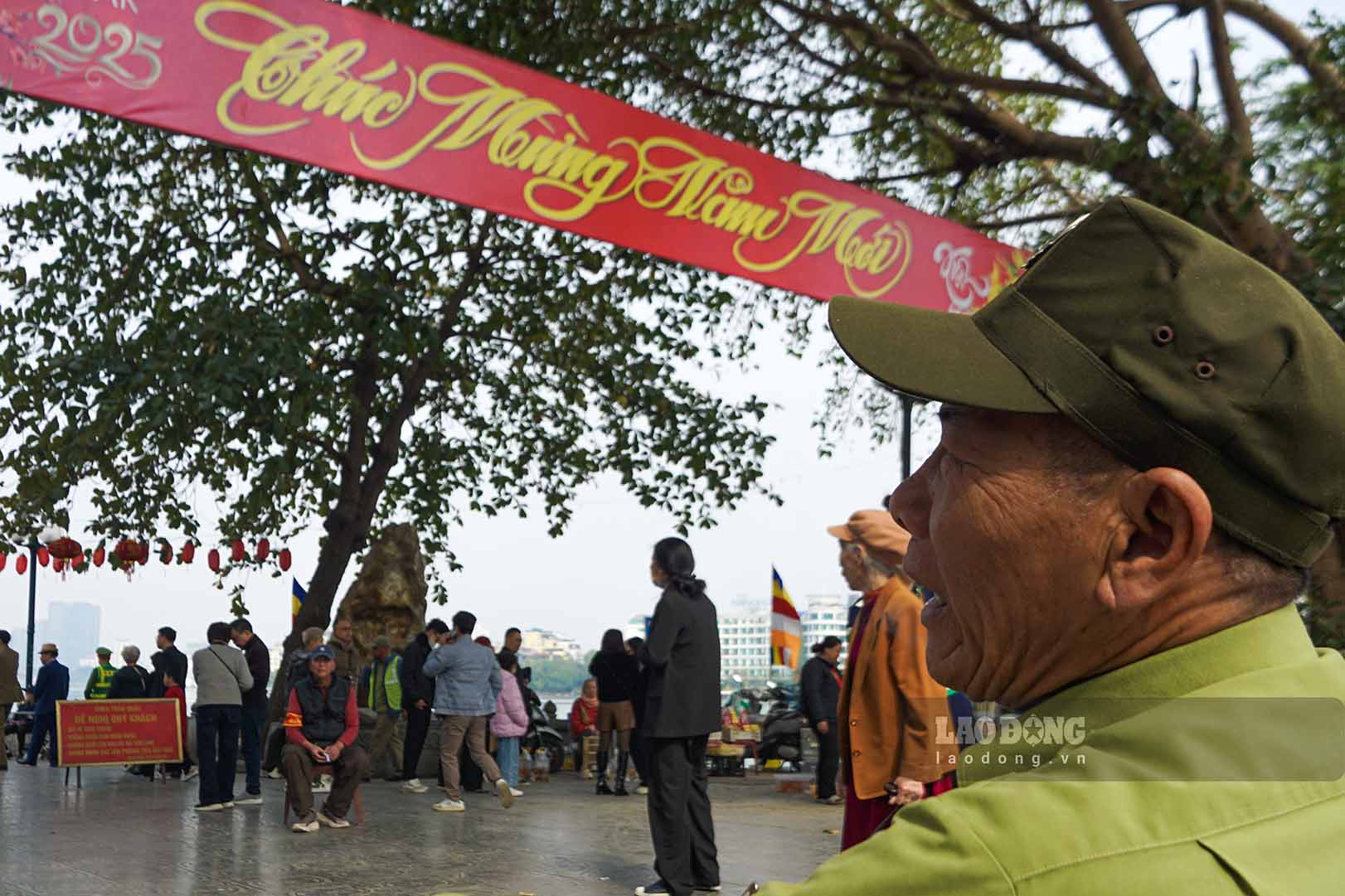 10h sang mung 2 Tet, Ha Noi troi nang dep, tai chua Tran Quoc dong nguoi bat dau do ve tu moi nga duong.